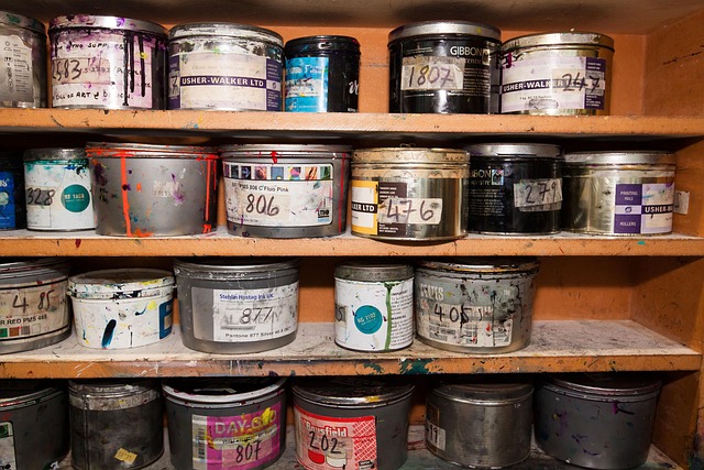 Trykkerens arbejde med maskiner og materialer i praksis